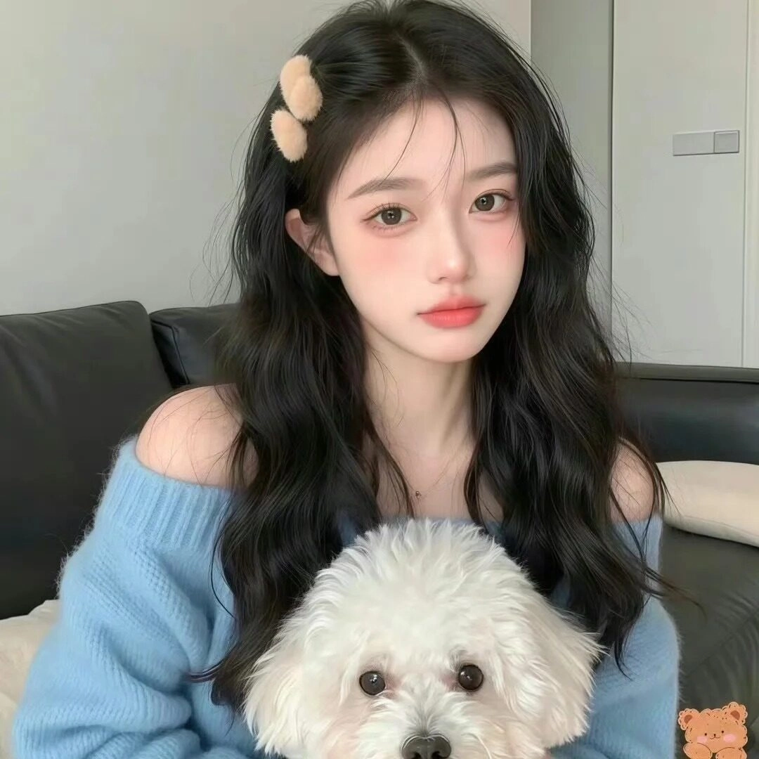 Nàng áo len xanh dịu dàng ôm cún nhỏ, mái tóc xoăn nhẹ đáng yêu vô cùng.