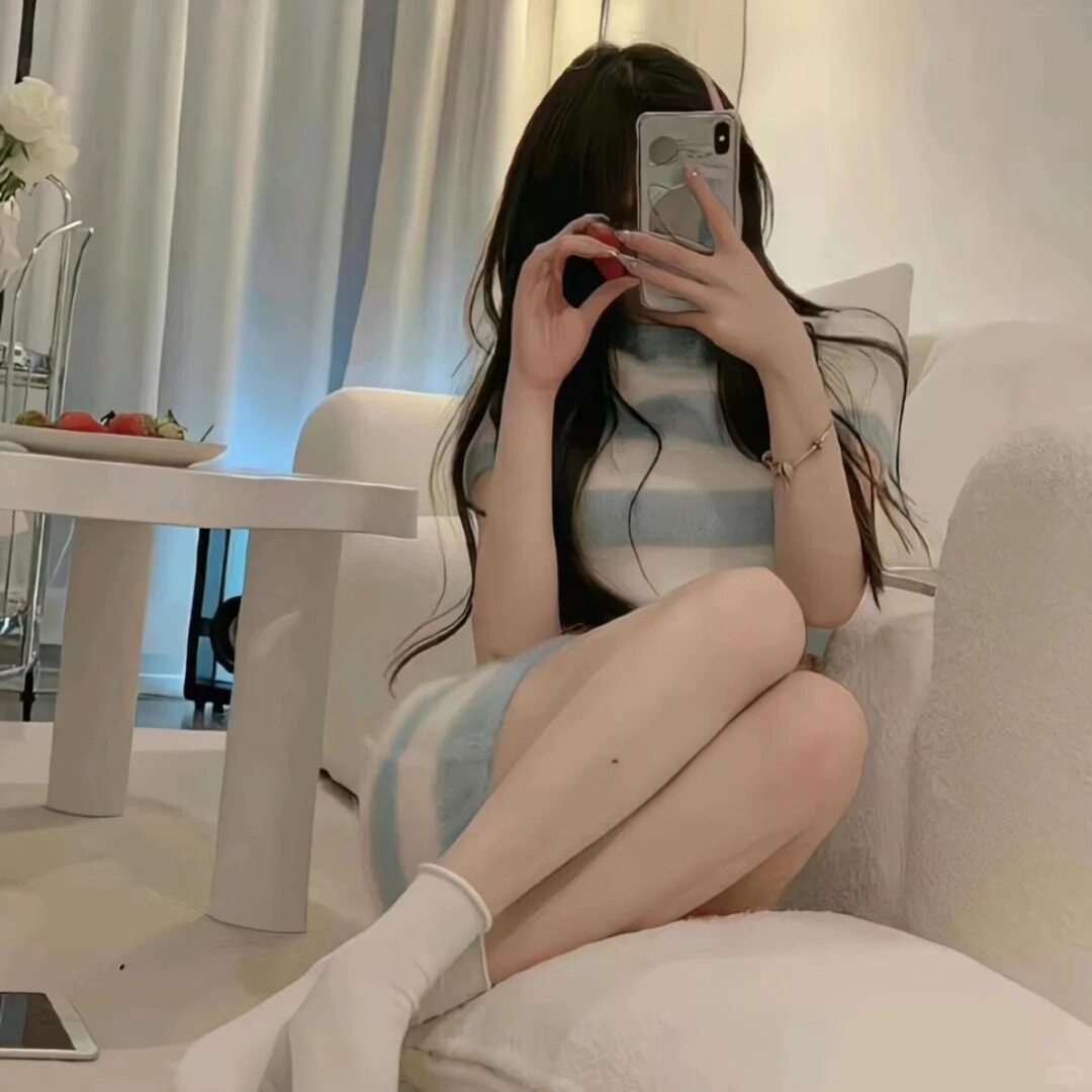 Cô nàng giấu mặt selfie cute, váy ngắn bó sát, tạo dáng ngồi nghịch ngợm.