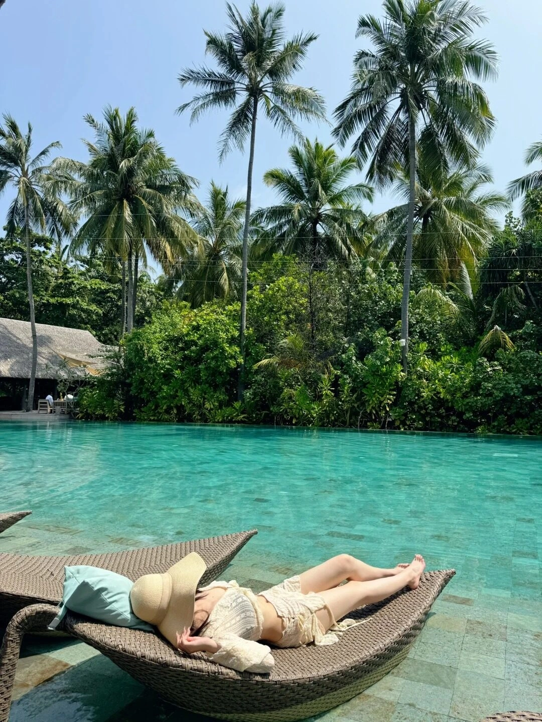 Thư giãn bên bể bơi, trang phục nhẹ nhàng, khoét rộng che mặt đầy bí ẩn.