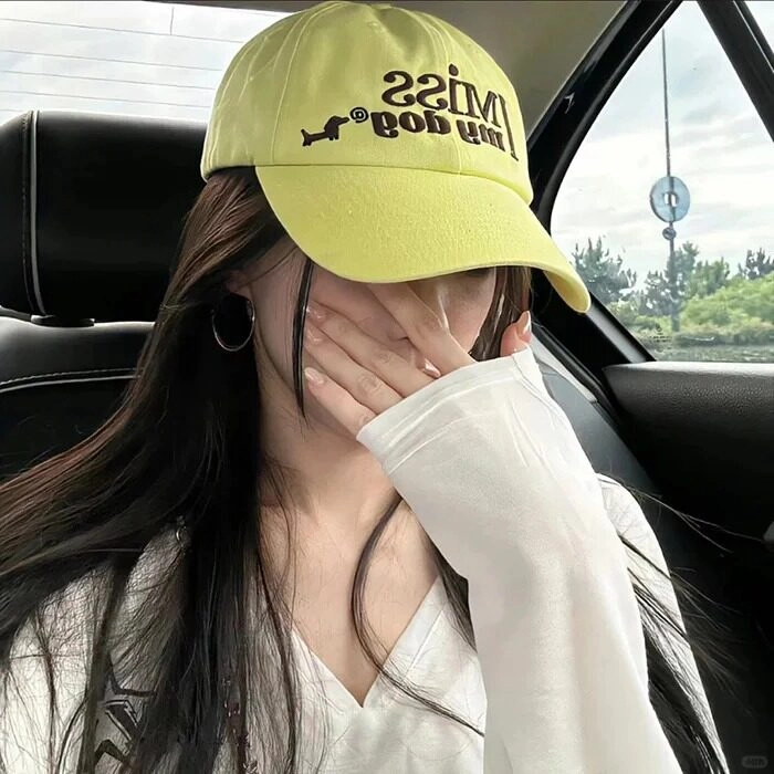 Mũi mốt trai vàng nổi bật, tay che mặt, trang phục street style cá tính.