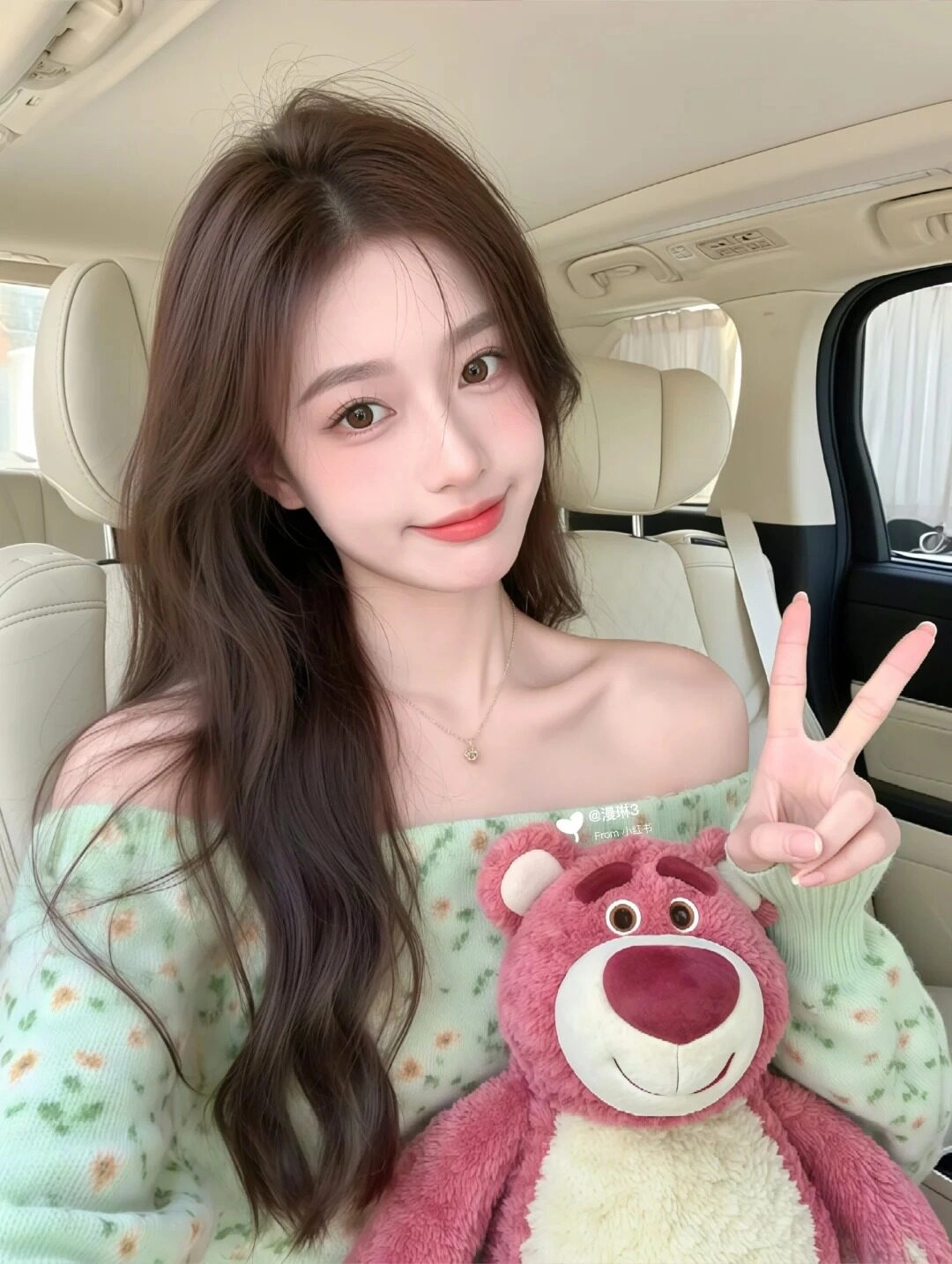 Vẻ đẹp đáng yêu, áo lệch vai cùng chú gấu bông hồng cực ngọt ngào.