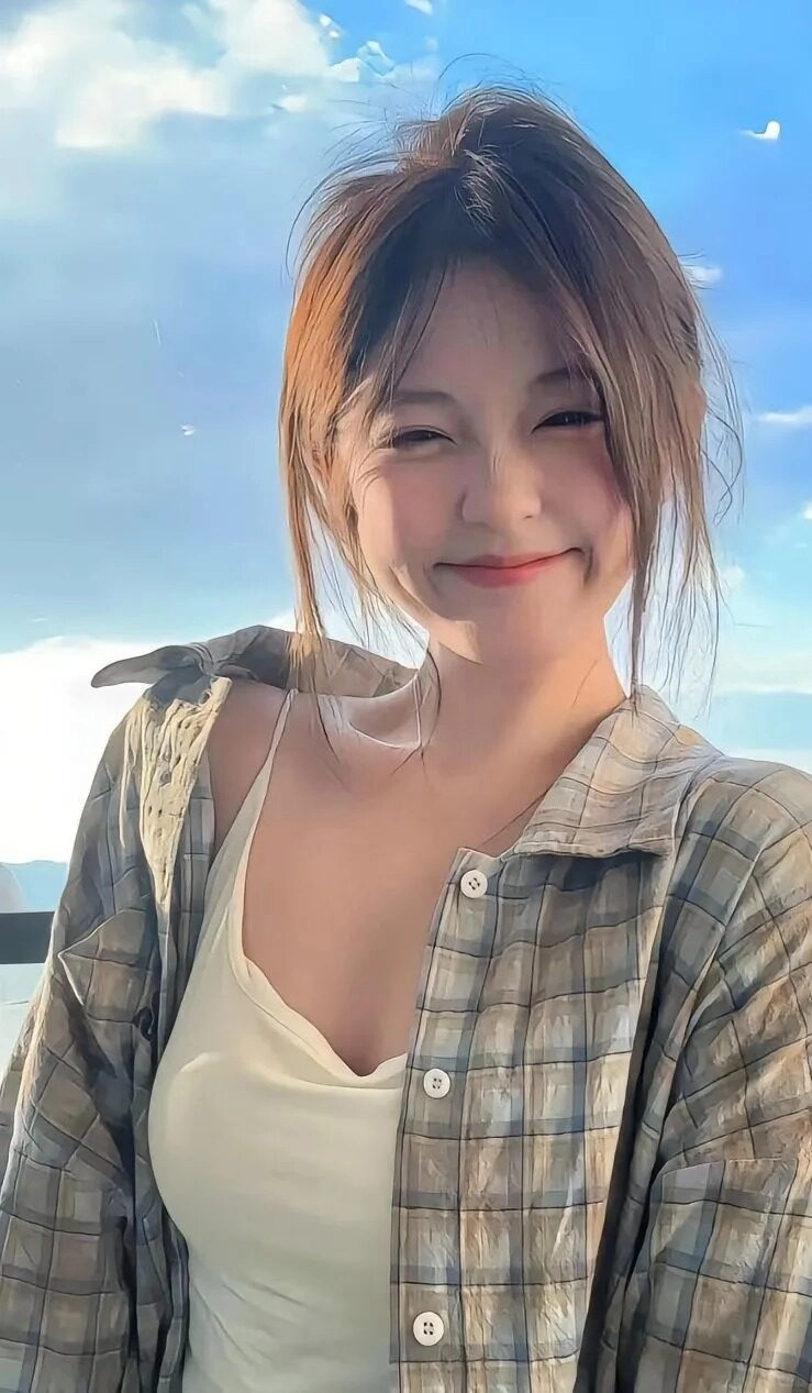 Nụ cười rạng rỡ, áo sơ mi caro tạo cảm giác trẻ trung, hồn nhiên.