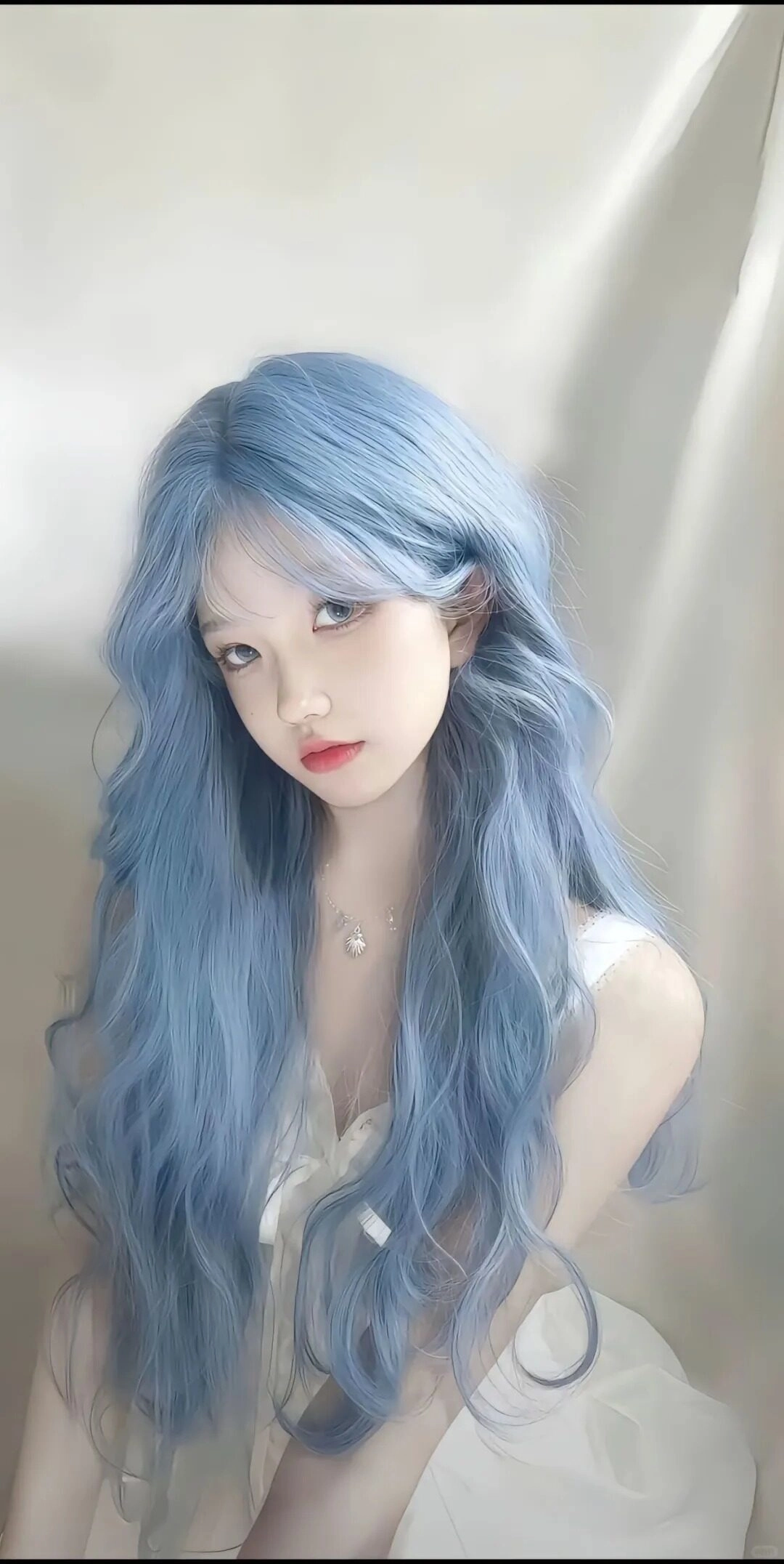 Gái xinh tóc xanh pastel dài mơ mộng, vẻ đẹp trong trẻo như nhân vật cổ tích.