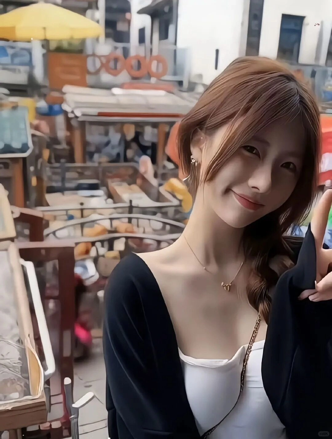 Nụ cười lúm đồng tiền ngọt ngào trong khung cảnh đường phố năng động.