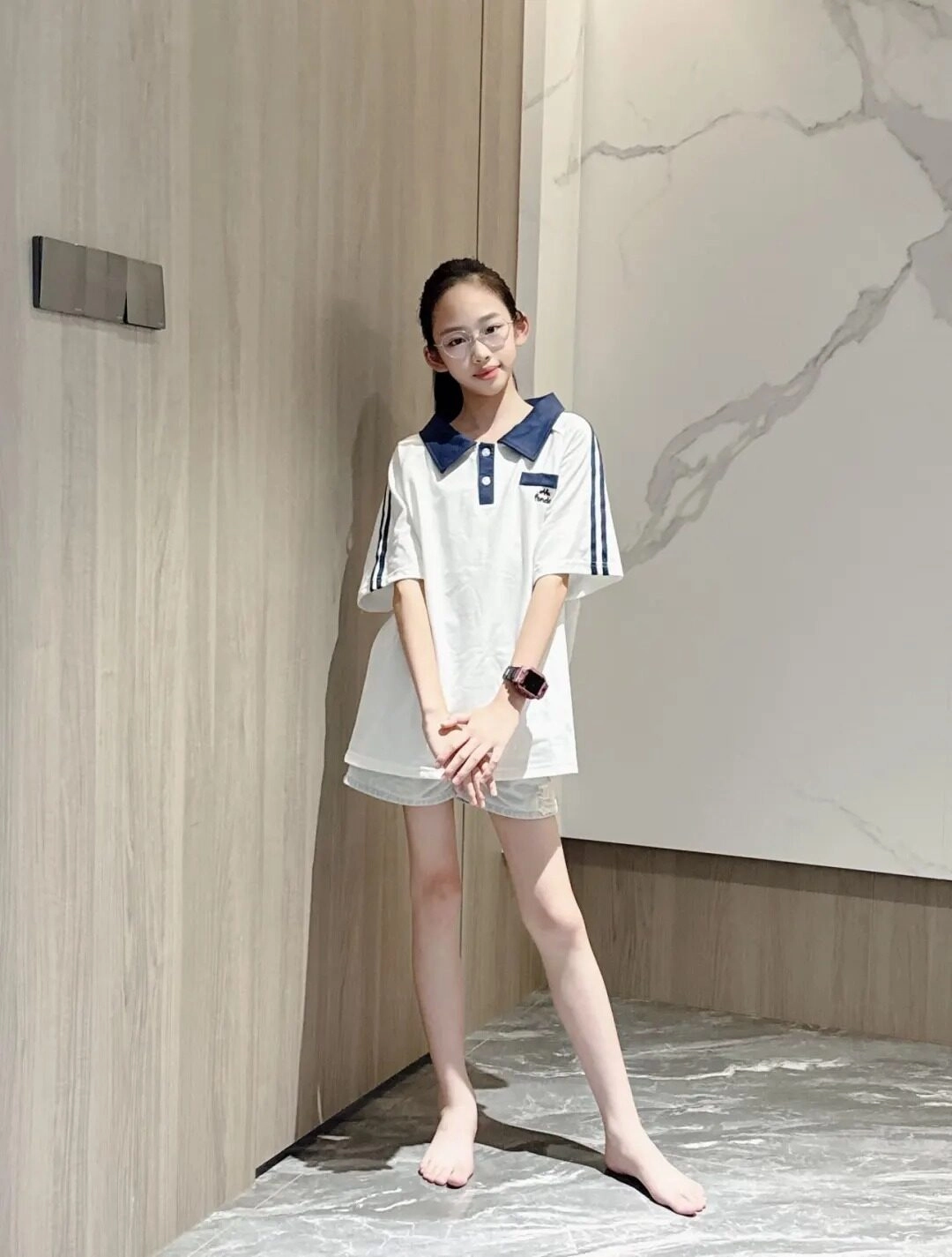 Chiếc áo polo trắng đơn giản làm nổi bật vẻ thanh lịch của em gái lớp 5.