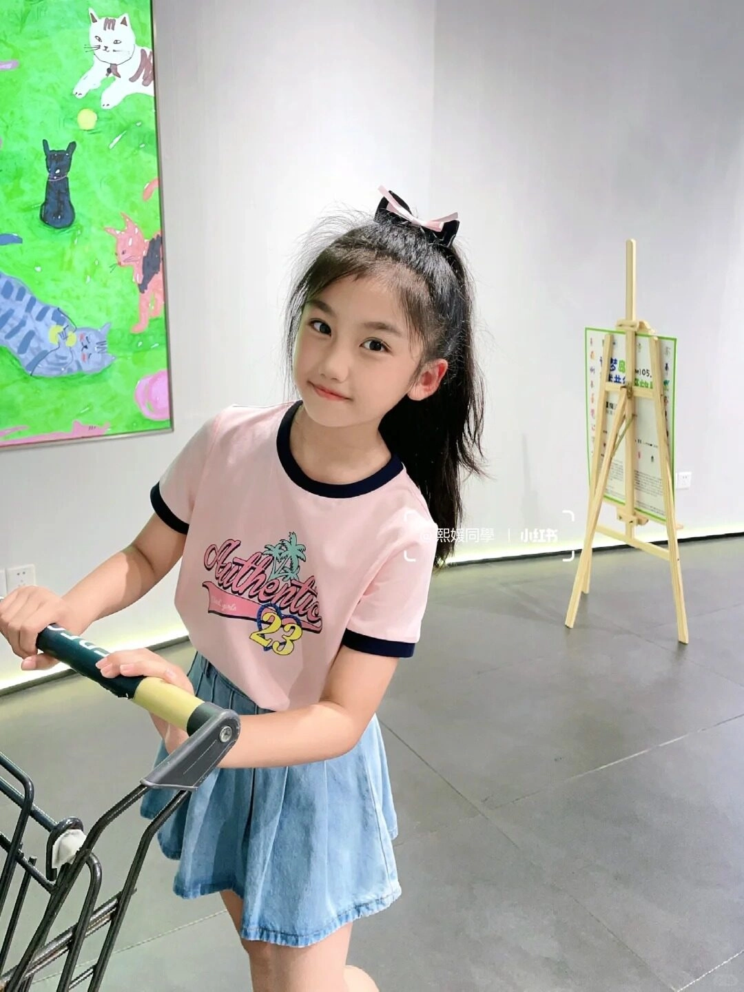 Áo thun hồng giúp em gái trông đáng yêu và năng động.