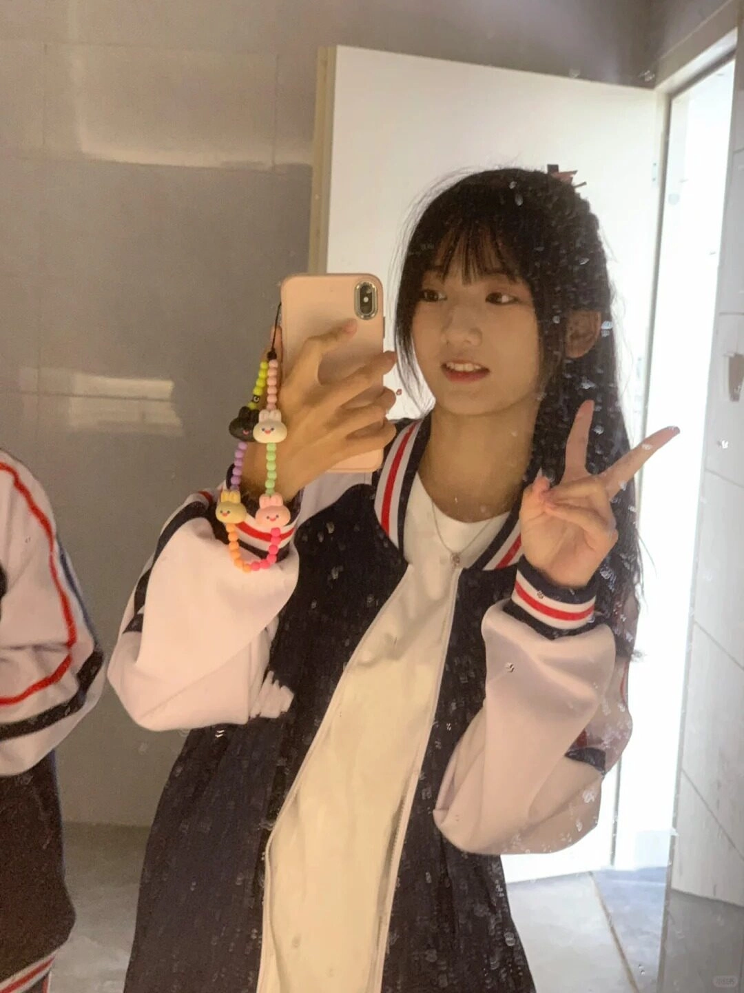 Em gái lớp 5 tinh nghịch selfie trước gương với dáng chữ V.