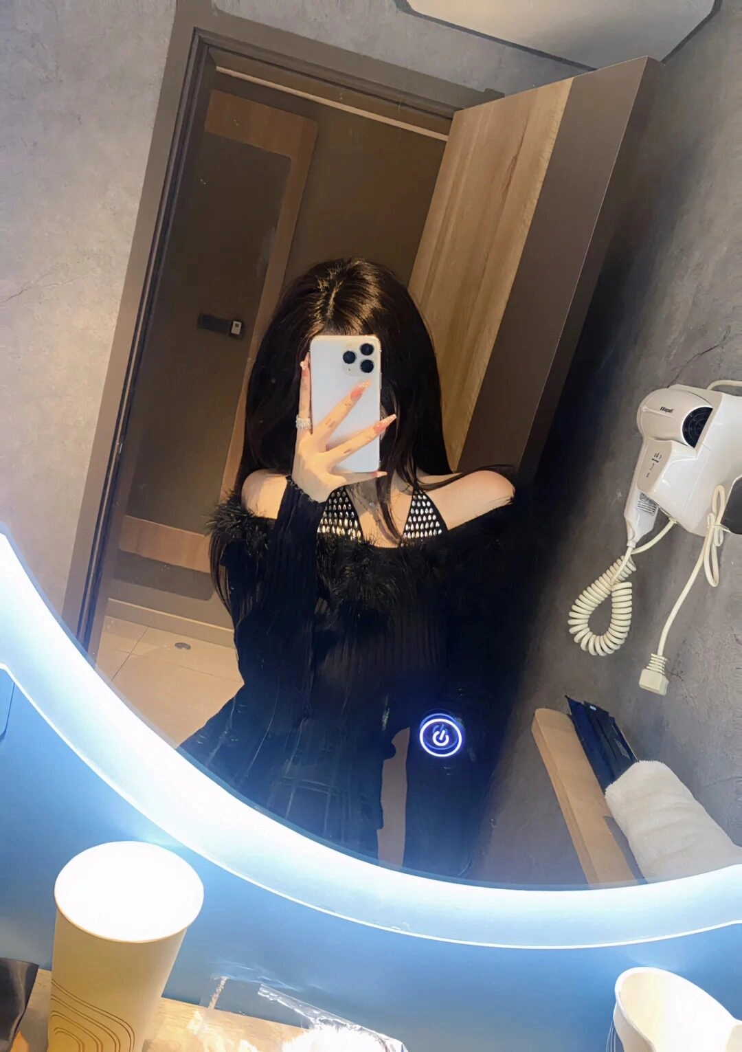 Nàng selfie trong thon gọn, diện váy đen quyến rũ, ánh đèn xanh nổi bật