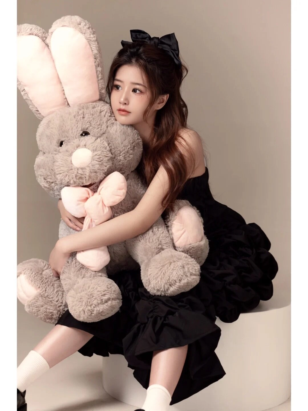Cô bé 2k9 ôm chú thỏ bông , tóc xoăn nhẹ nhàng, xinh đẹp tựa nàng thơ.