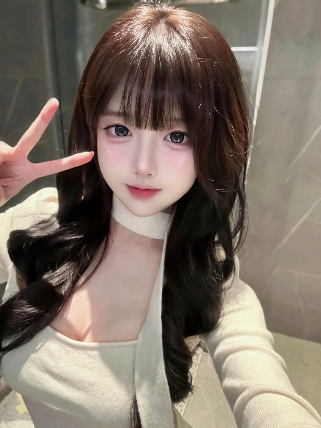 Kiểu tóc thư giãn ngọt ngào, đôi mắt đến tròn, tạo kiểu dáng dễ thương với dấu "V".