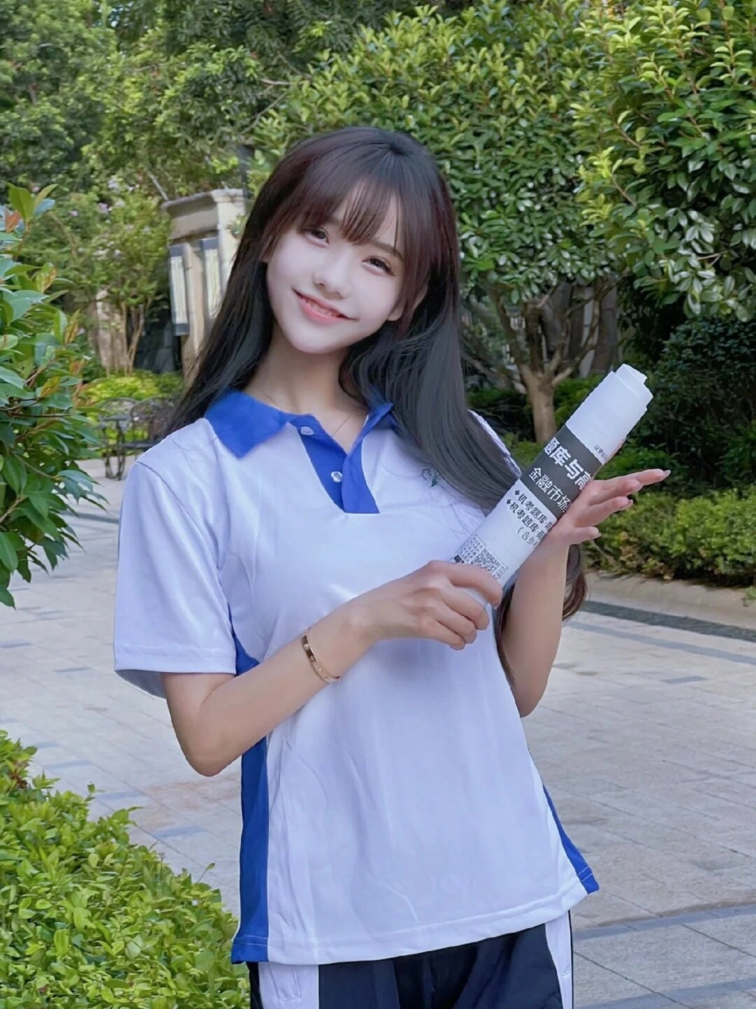 Nụ cười rạng rỡ trong bộ đồng phục học sinh, ánh lên vẻ trong trẻo ngây thơ.