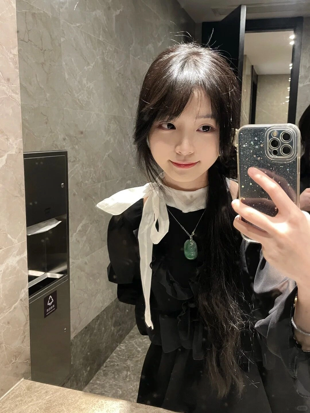 Chụp selfie trong gọng, Váy đen sang trọng, tóc buộc nửa đầu đầy duyên dáng.