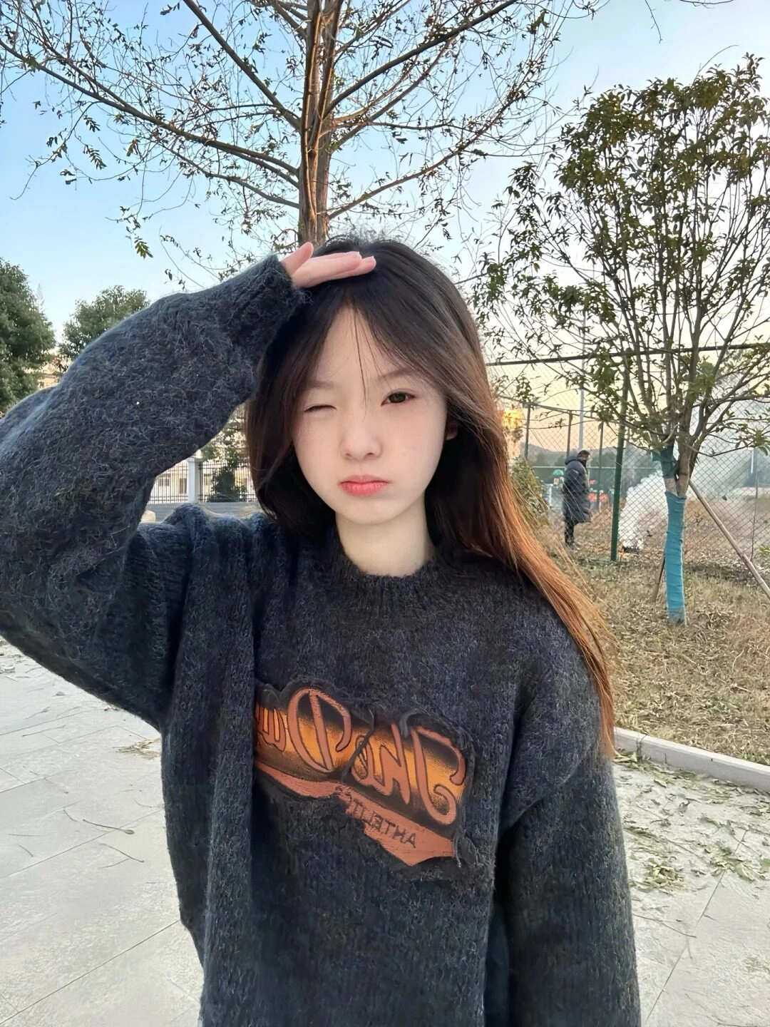 Bé 2k9 tóc xoã tự nhiên, mắt màu nhạt nhẹ nhàng, ôm hôn cực kỳ đáng yêu.