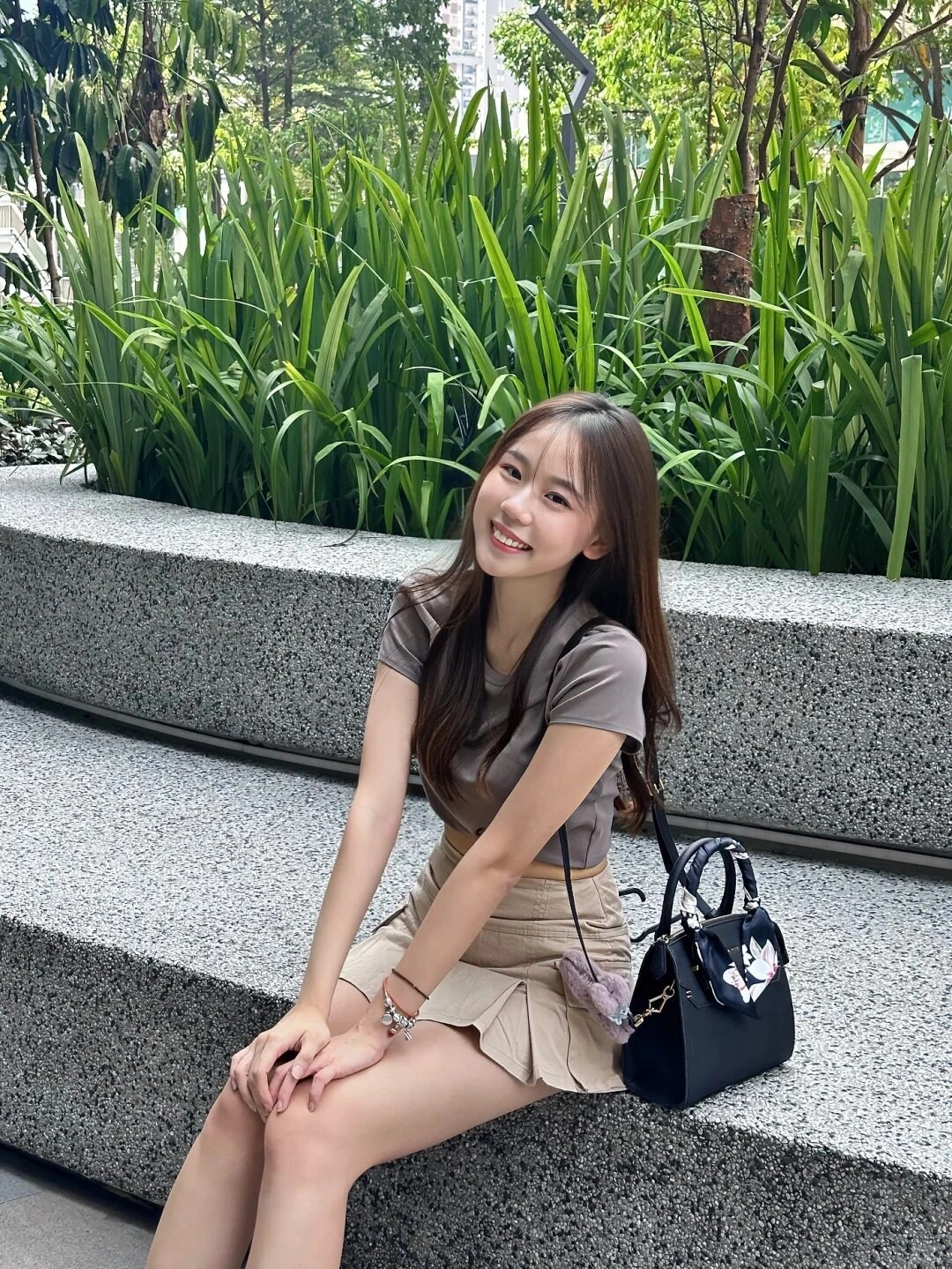 Ánh mắt tươi sáng, tóc xoã tự nhiên, trang phục đơn giản nhưng cực kỳ xinh xắn.