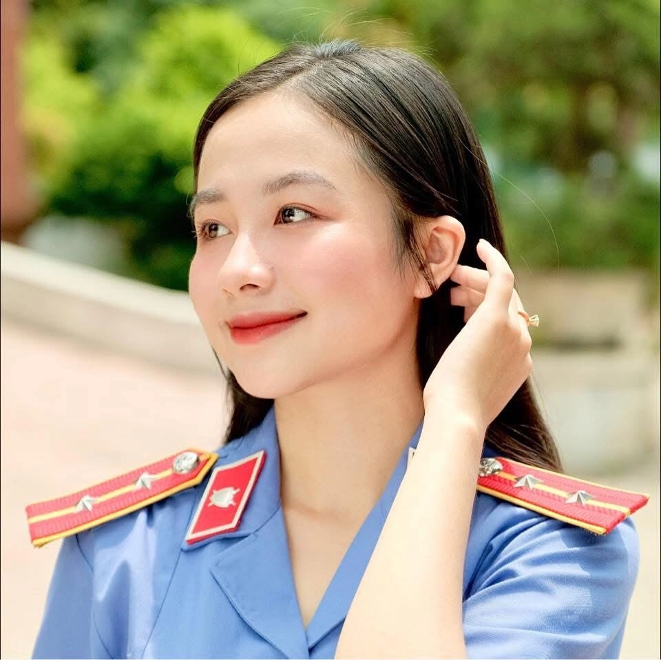 Nữ quân nhân xinh đẹp, ánh mắt dịu dàng nụ hôn và nụ cười tỏa nắng đầy cuốn hút.