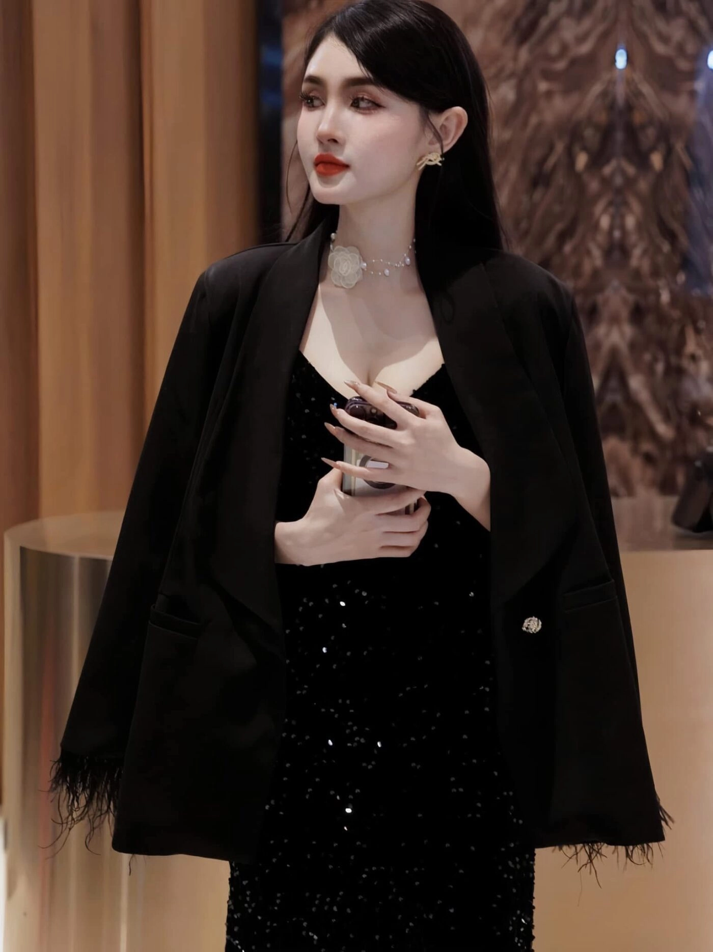 Nàng thơ váy đen đốt cùng áo đen sang trọng tôn lên vẻ đẹp khí sa.