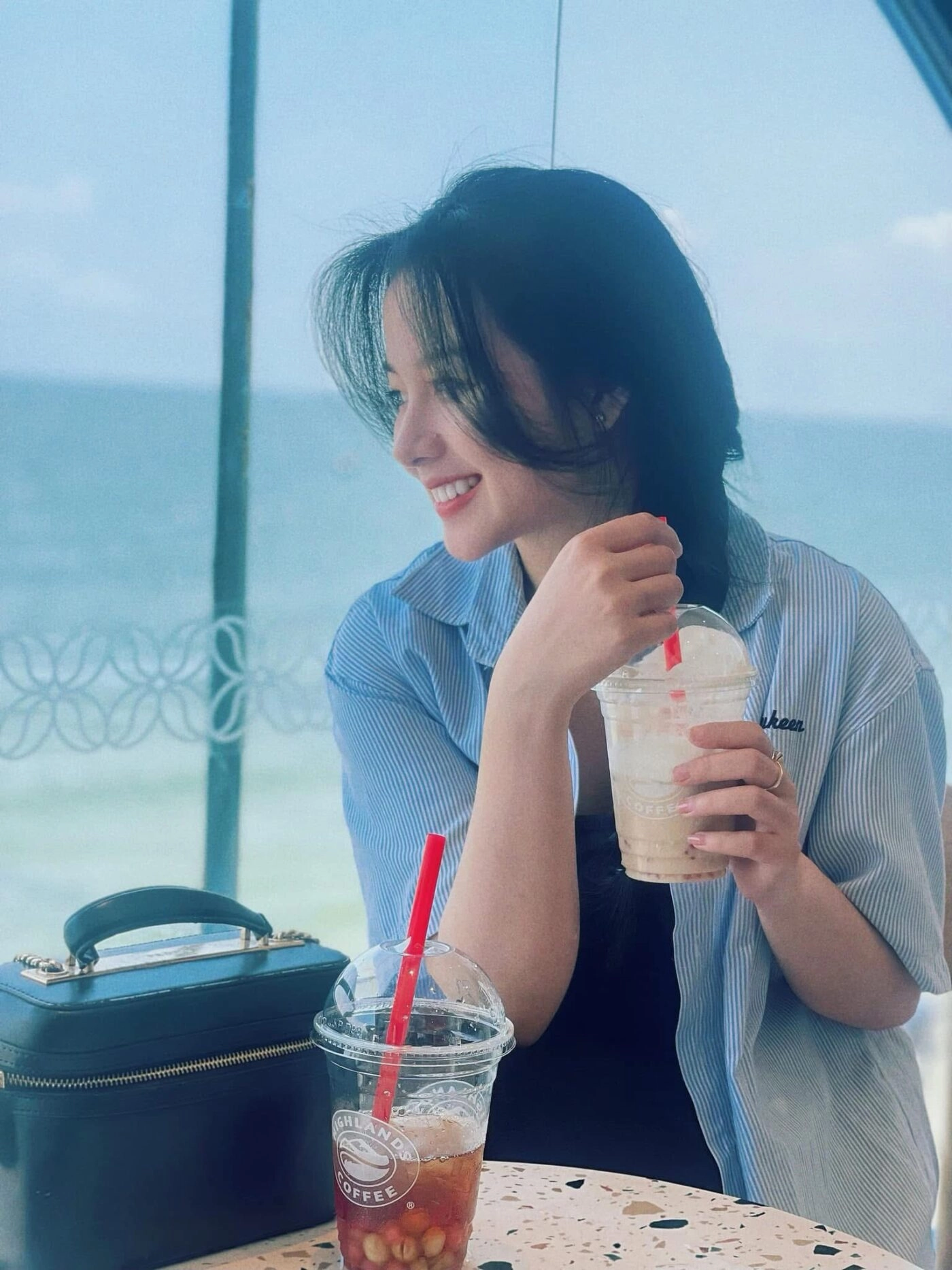 Gái xinh sơ mi kẻ, nụ cười rạng rỡ cùng ly cà phê làm ai cũng xao xuyến.