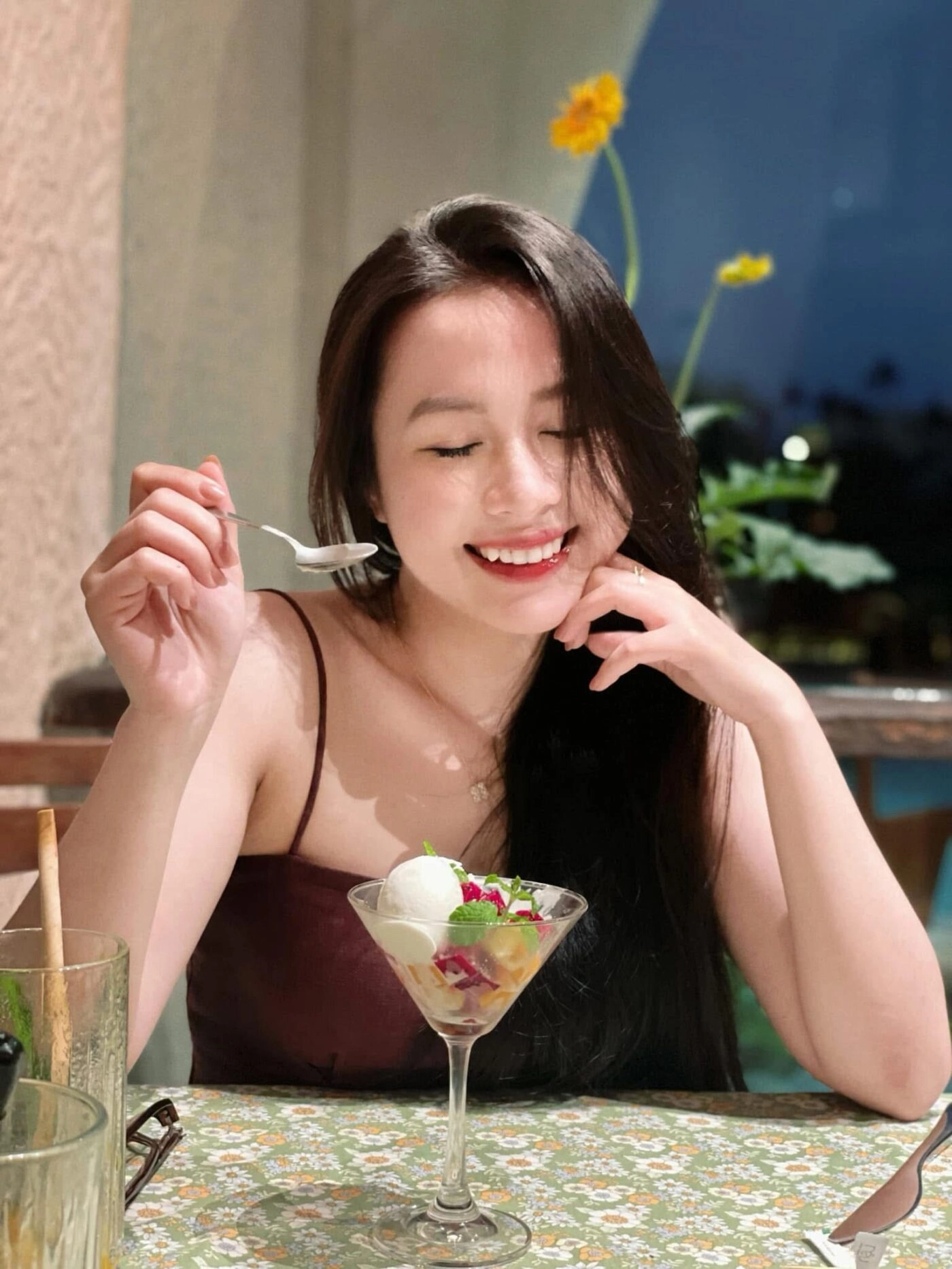 Nụ cười ngọt ngọt, ly kem trái cây và vẻ đẹp dịu dàng đầy nữ tính.