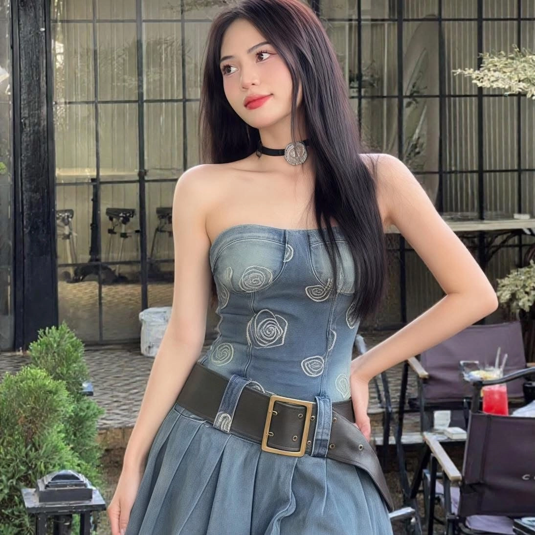 Váy denim điểm nhấn cùng thắt lưng đến bản tôn lên vẻ đẹp cá tính.