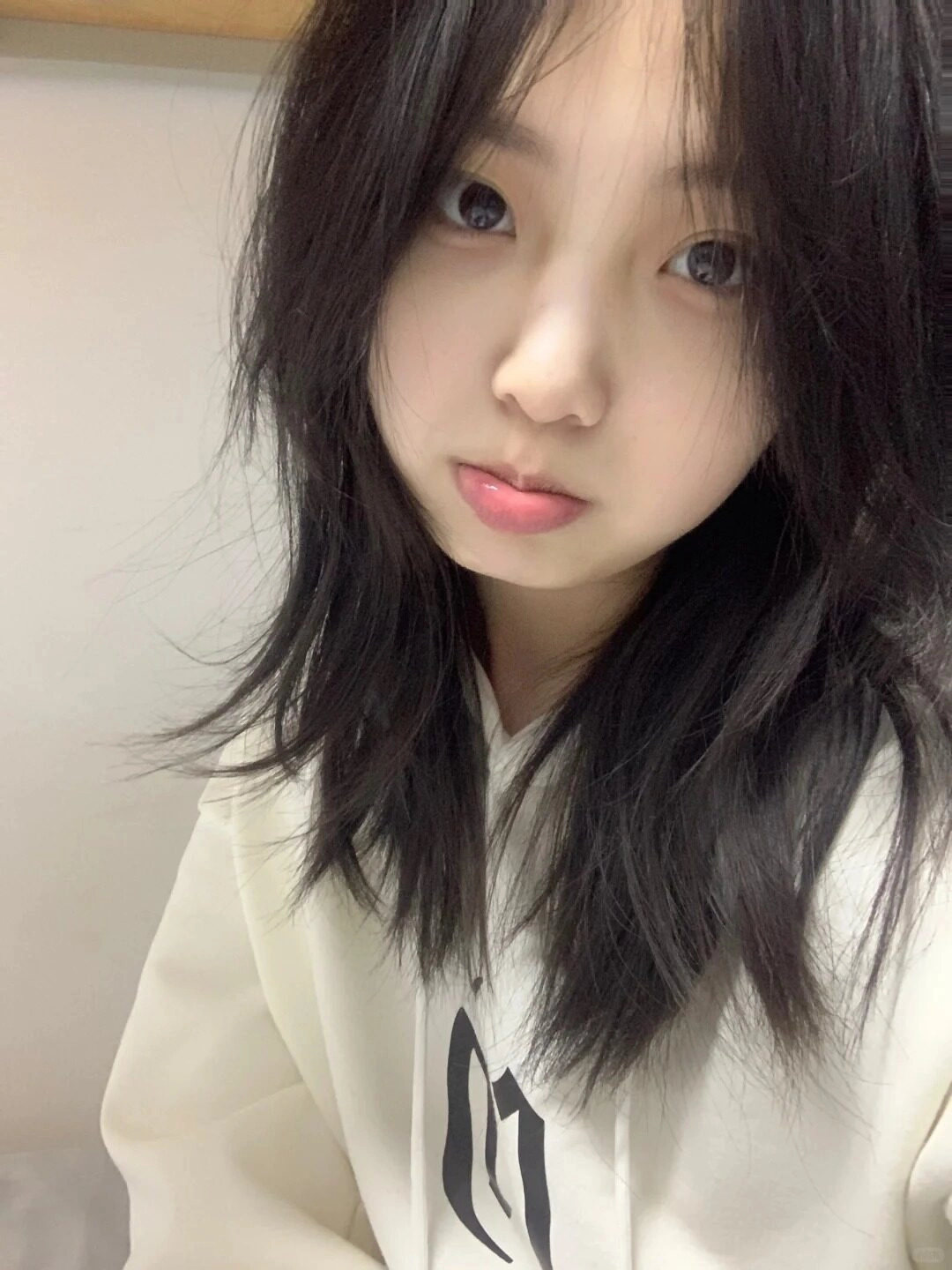 Em gái áo trắng bỉu môi nhìn camera tạo dáng