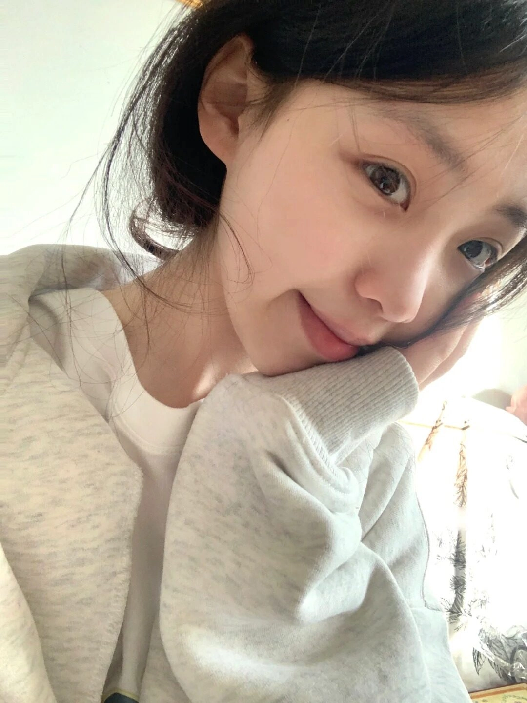 Nụ cười ngọt ngào của em gái nhỏ trong chiếc áo len mềm mại.