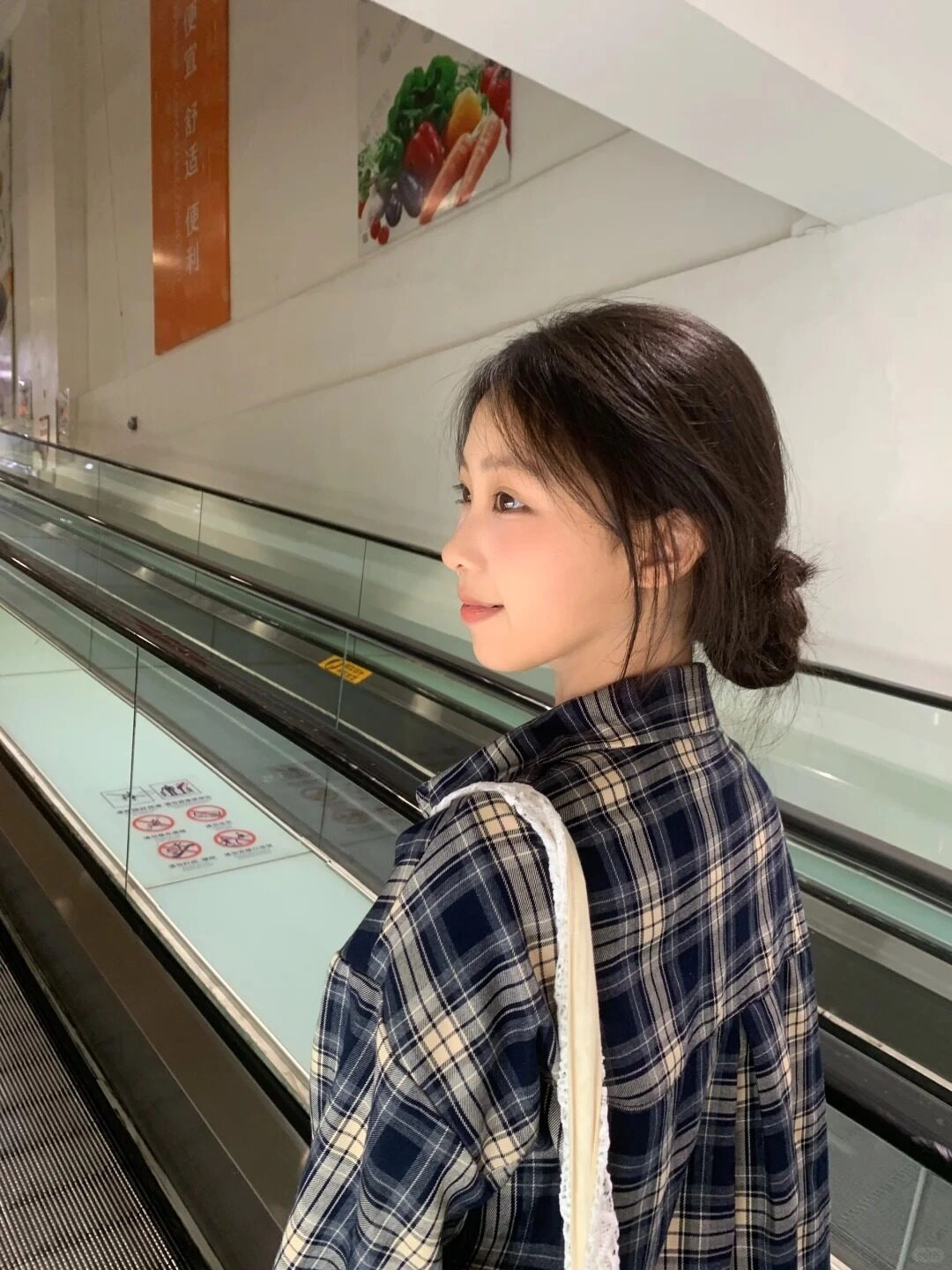 Góc nghiêng dịu dàng, xinh đẹp của cô gái nhỏ trên thang cuốn.