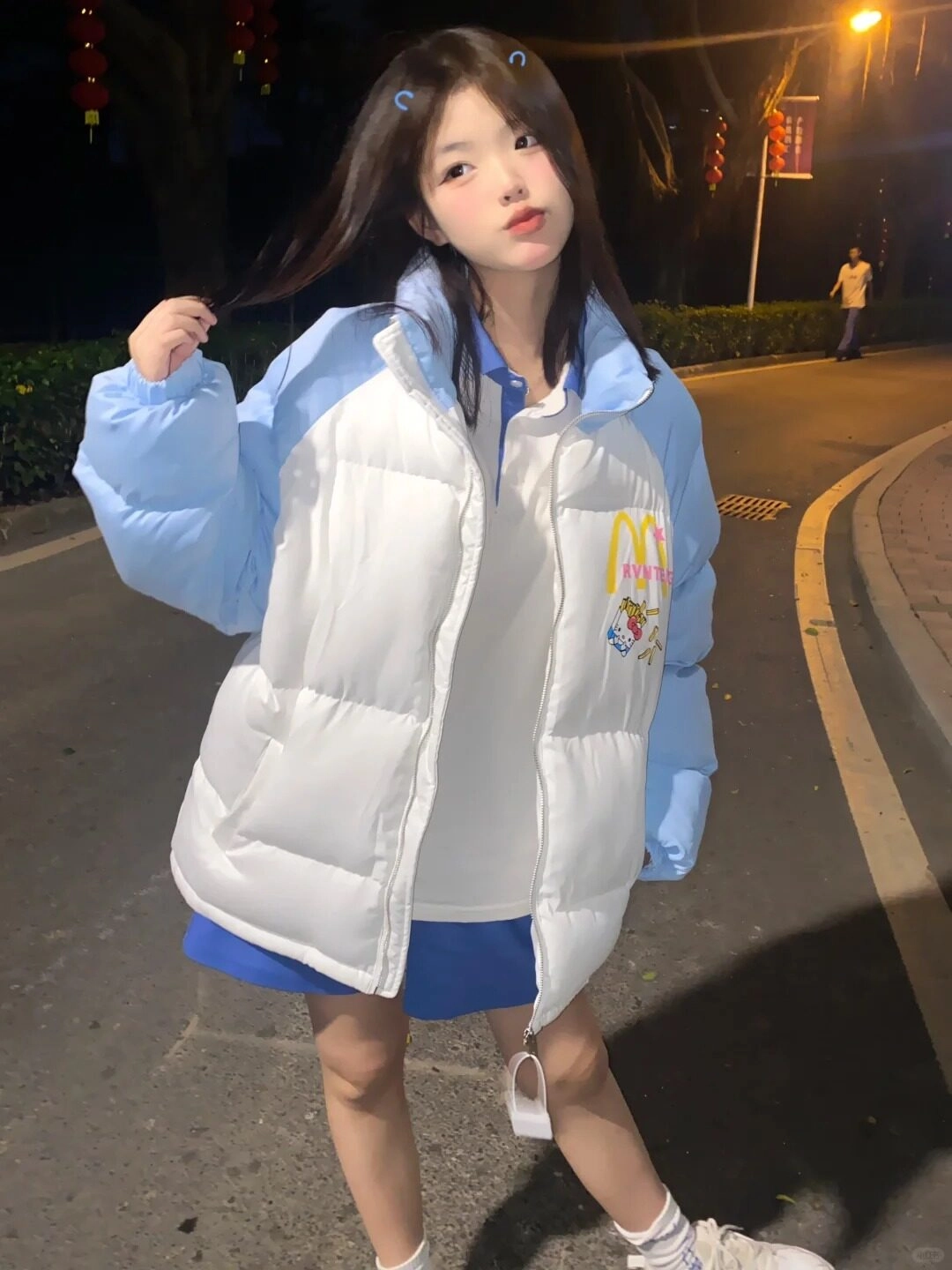 Áo phao trắng-xanh cá tính của em gái lớp 5 khi dạo phố.