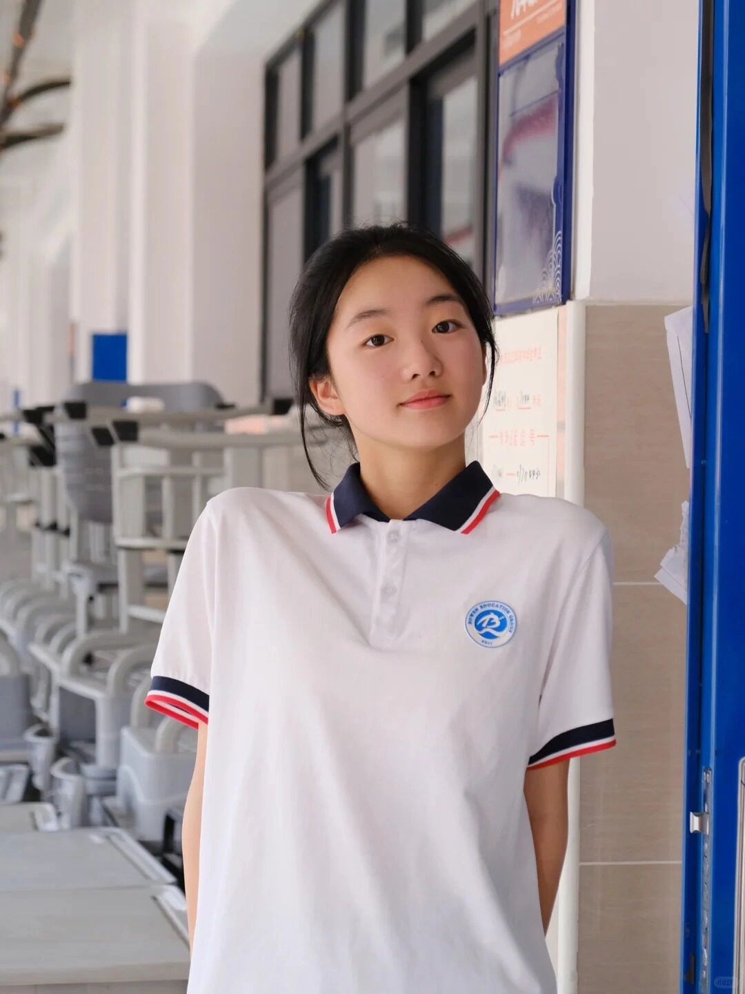 Nét thanh lịch của em gái lớp 5 trong trang phục đồng phục trắng tinh khôi.