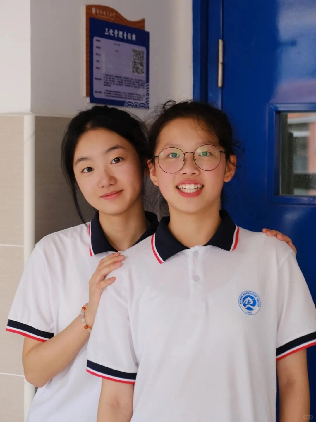 Nét thanh lịch, nhẹ nhàng của 2 cô gái trong áo đồng phục trắng.