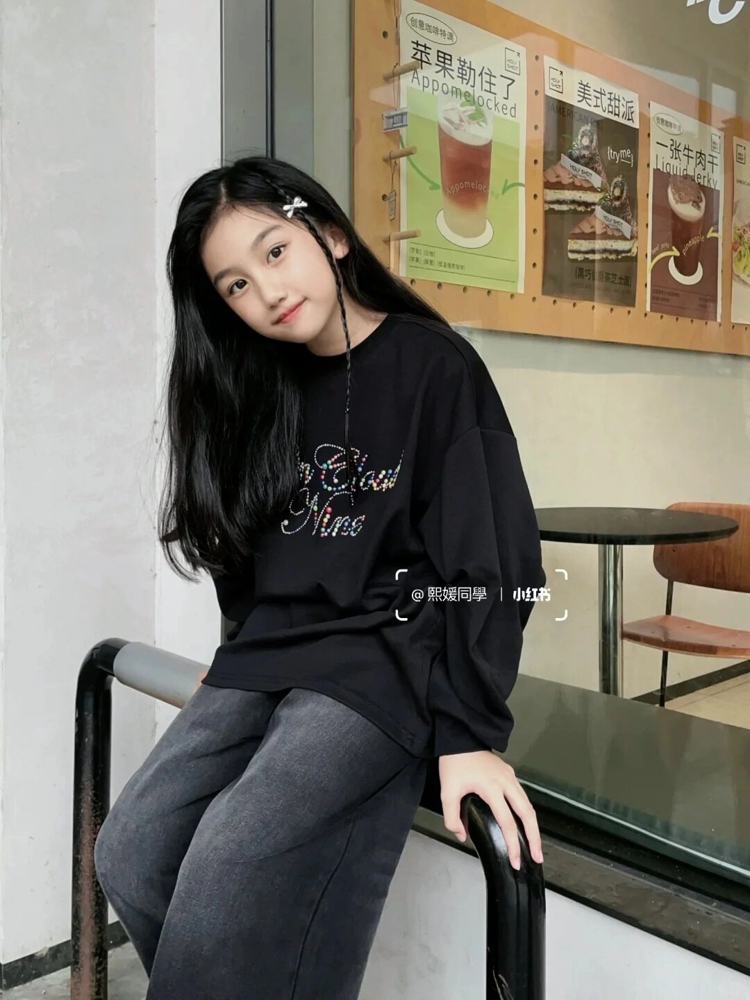 Em gái cá tính, duyên dáng trong trang phục đen huyền bí.