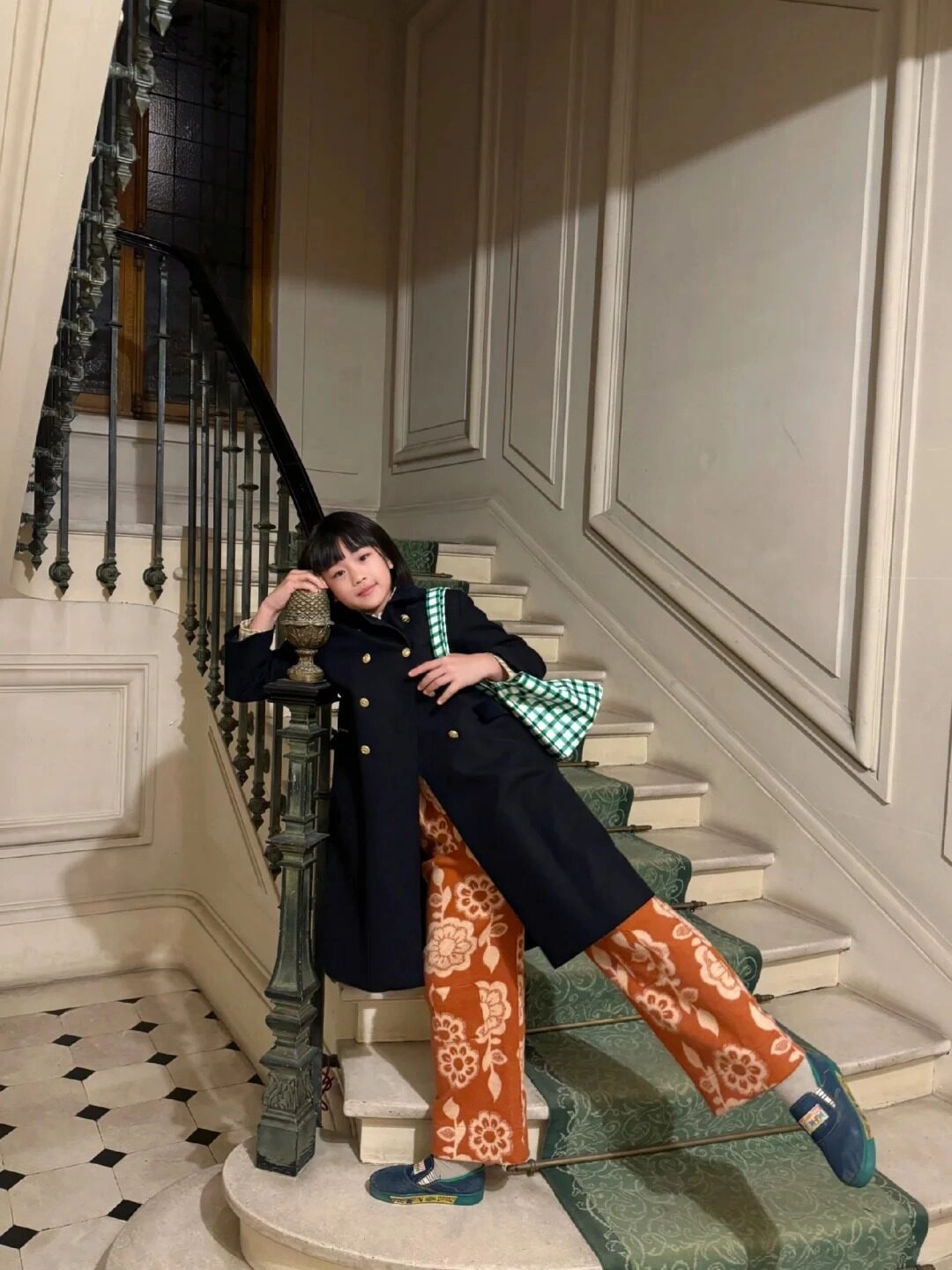 Em gái lớp 5 tạo dáng thời trang ấn tượng trên cầu thang cổ điển.