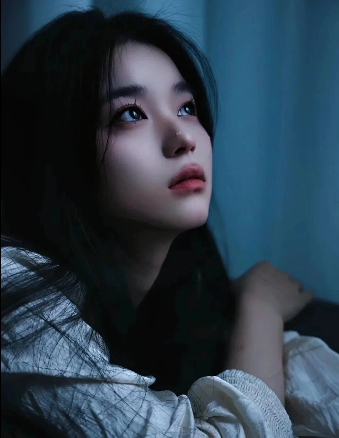 Đôi mắt rưng rưng trong bóng tối, cô gái như đang chờ đợi điều gì đó.