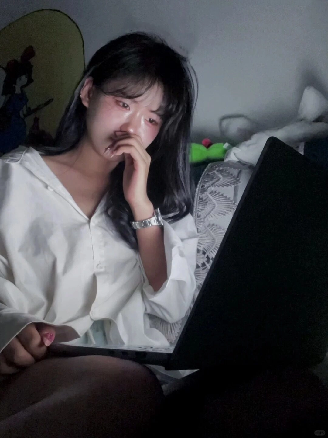 Ngồi trước màn hình máy tính, nước mắt không ngừng rơi vì nỗi đau vô hình.