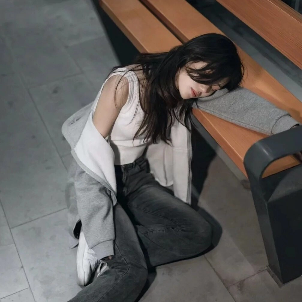 Ngả đầu trên ghế, cô gái nhắm mắt đầy mệt mỏi và buông xuôi.