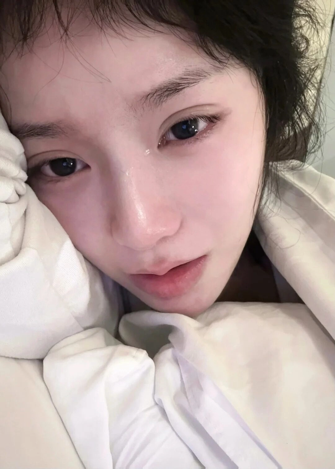 Cô gái gục đầu trên giường, nước mắt còn đọng nơi khóe mi.