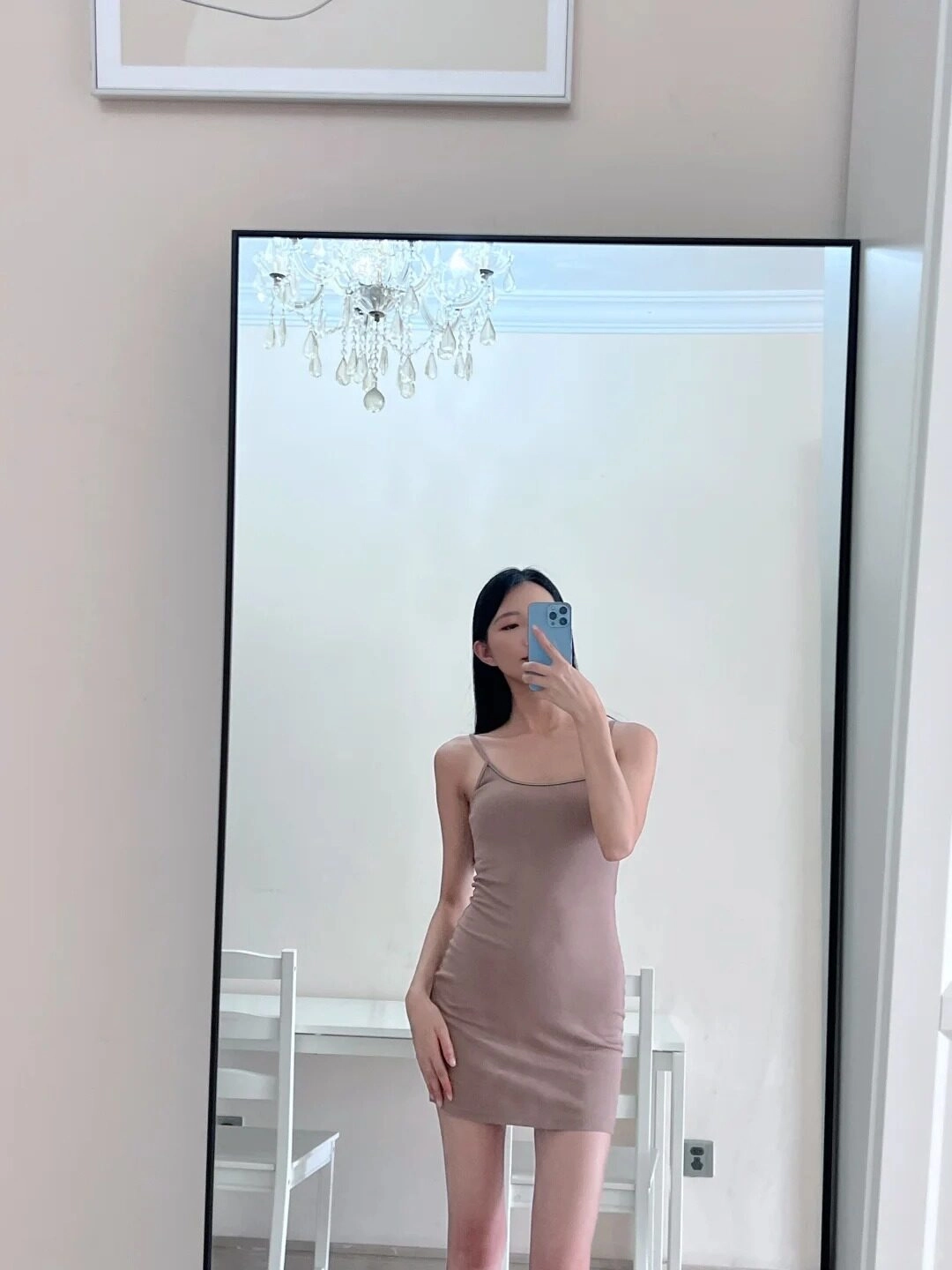 Váy body màu đơn giản, tóc đen thẳng,phong cách thanh mảnh quyến rũ