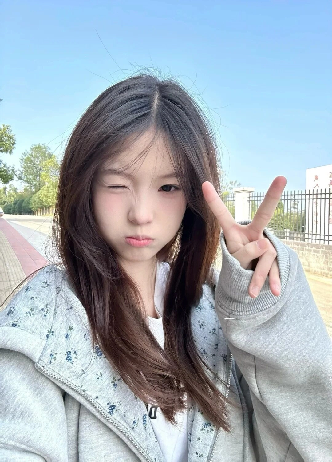 Biểu cảm đáng yêu, tạo dáng tinh nghịch giữa ngày nắng nhẹ.