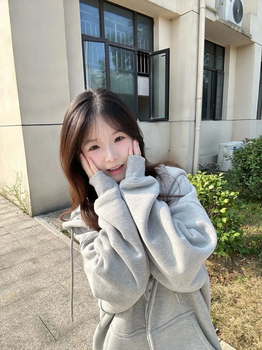 Khuôn mặt bầu bĩnh, biểu cảm e ấp dễ thương với áo hoodie oversize.