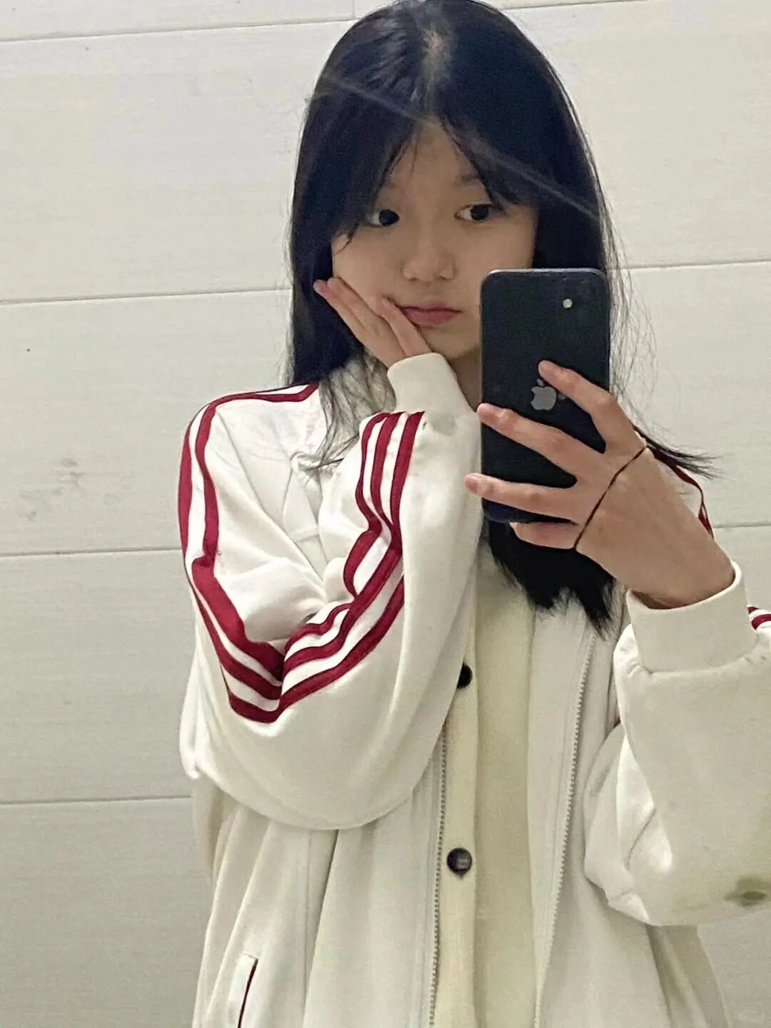 Tạo dáng đáng yêu trước gương, nét mặt dễ thương pha chút ngại ngùng.