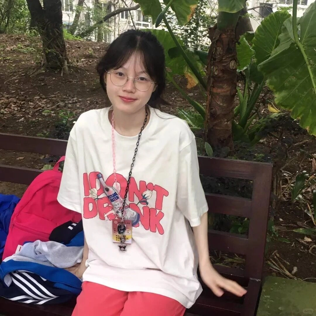 Nụ cười nhẹ nhàng, tự nhiên giữa không gian xanh mát đầy sức sống.