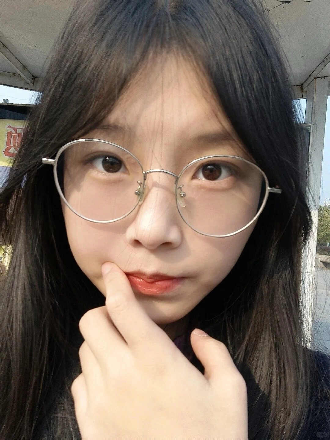 Ánh mắt trong veo, đôi kính tròn làm nổi bật nét ngây thơ, đáng yêu.