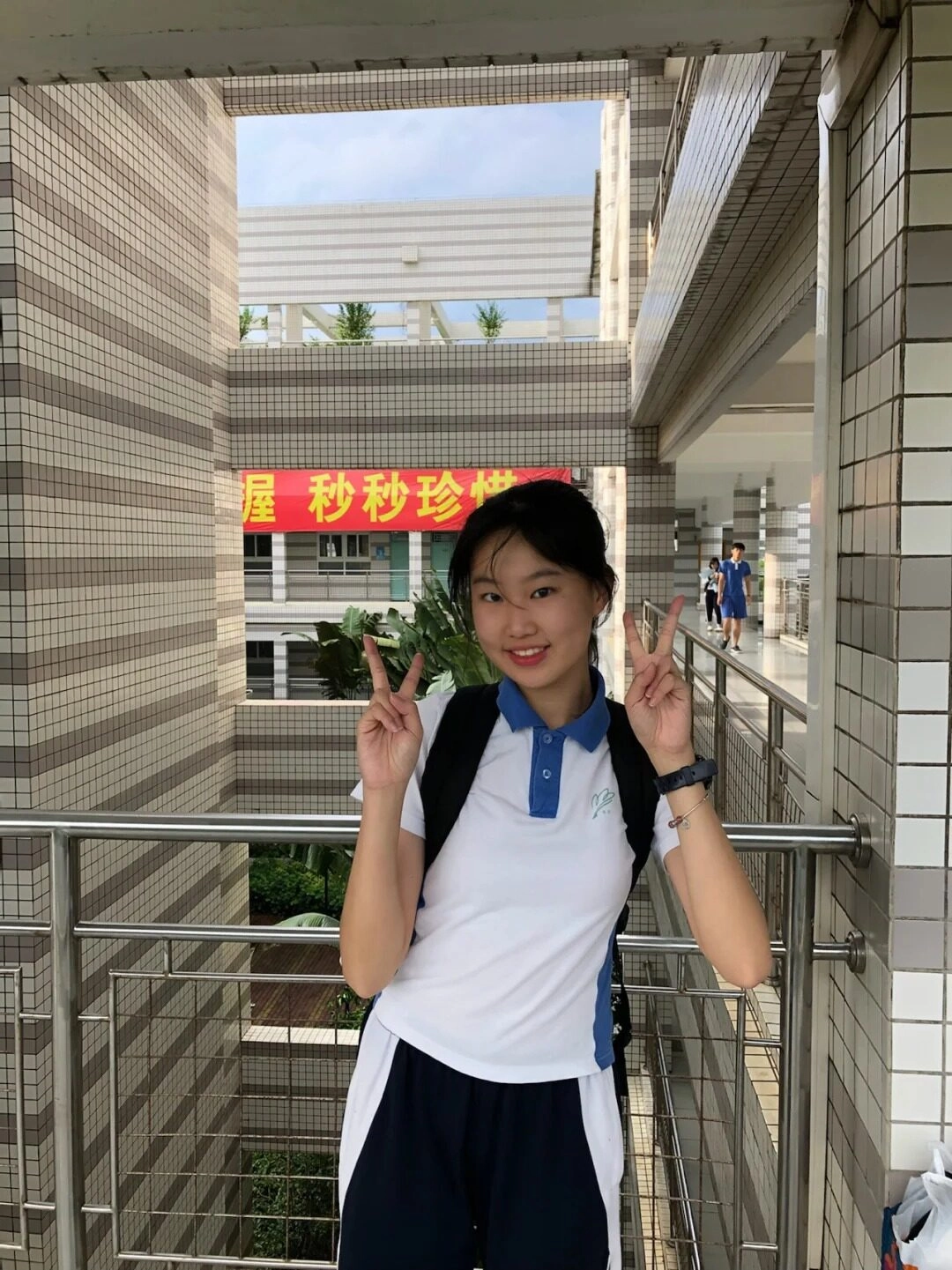 Nụ cười tươi rạng rỡ, năng lượng tích cực lan tỏa từ bạn gái áo trắng.