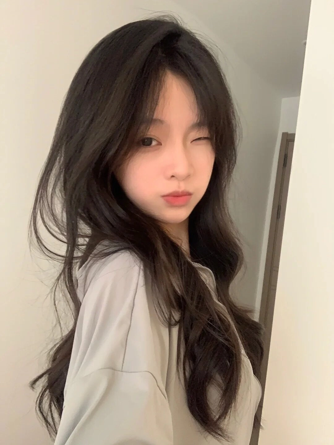 Kiểu nháy mắt tinh nghịch làm nổi bật vẻ đẹp trẻ trung và năng động.