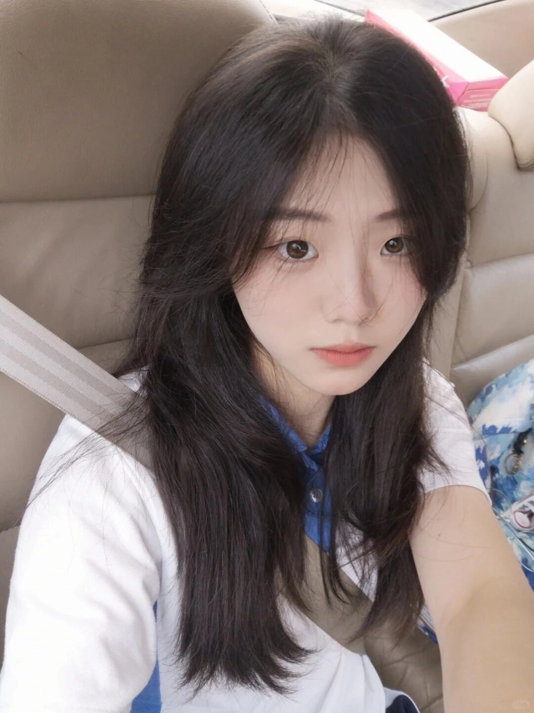 Đôi mắt tròn long lanh, khuôn mặt ngây thơ cuốn hút mọi ánh nhìn.