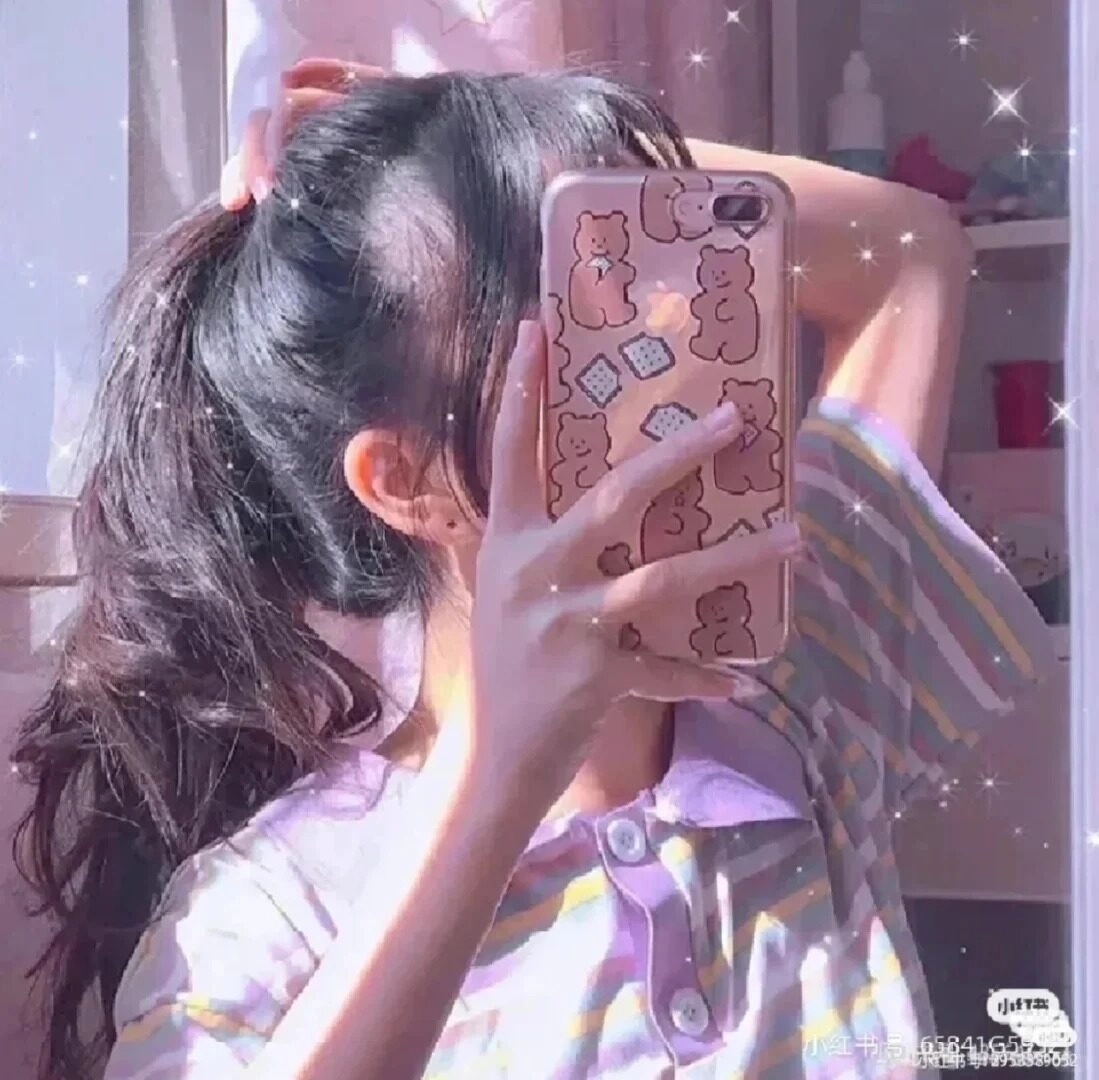 Cô gái nhỏ tự tin tạo dáng selfie với điện thoại, tóc buộc cao năng động.