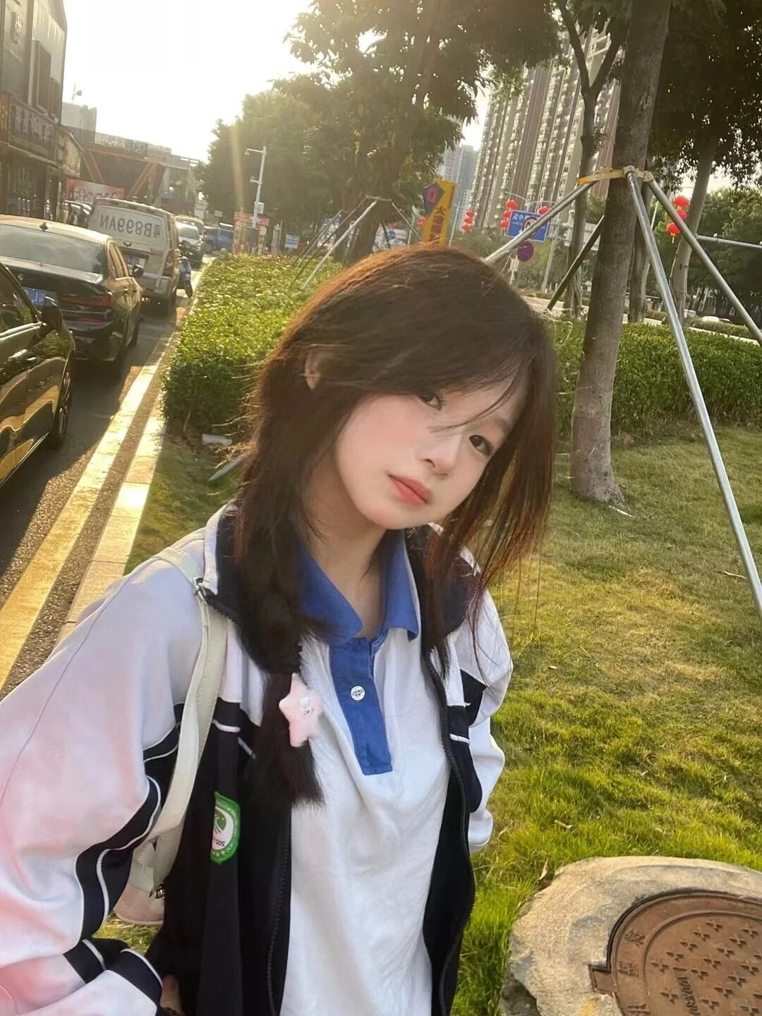 Cô gái với kiểu tóc tết dịu dàng, nổi bật giữa phố chiều nắng.