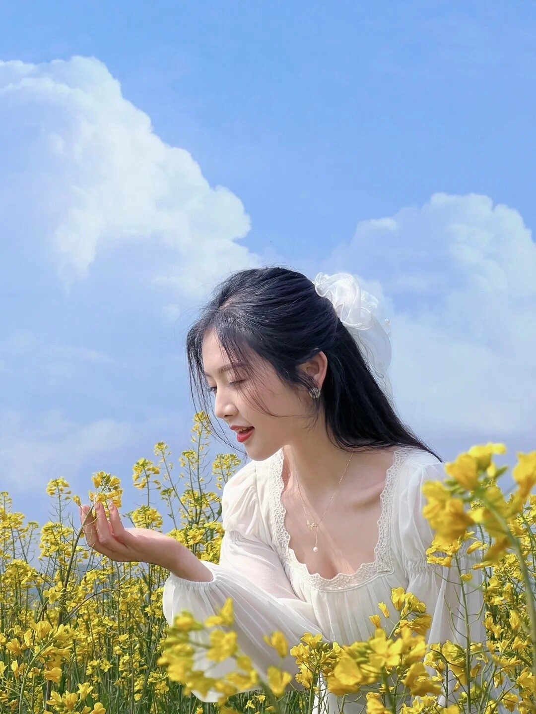 Nàng thơ giữa vườn hoa vàng, váy trắng dịu dàng và cuốn hút.