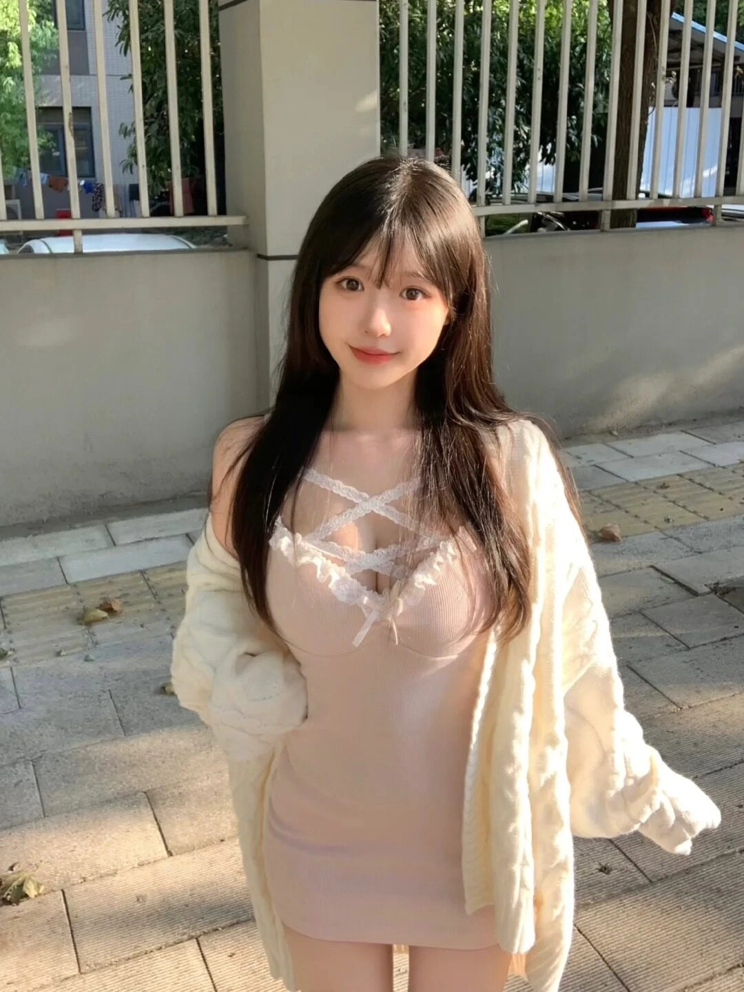 Cô nàng xinh đẹp trong váy hồng, nụ cười rạng rỡ đầy sức sống.