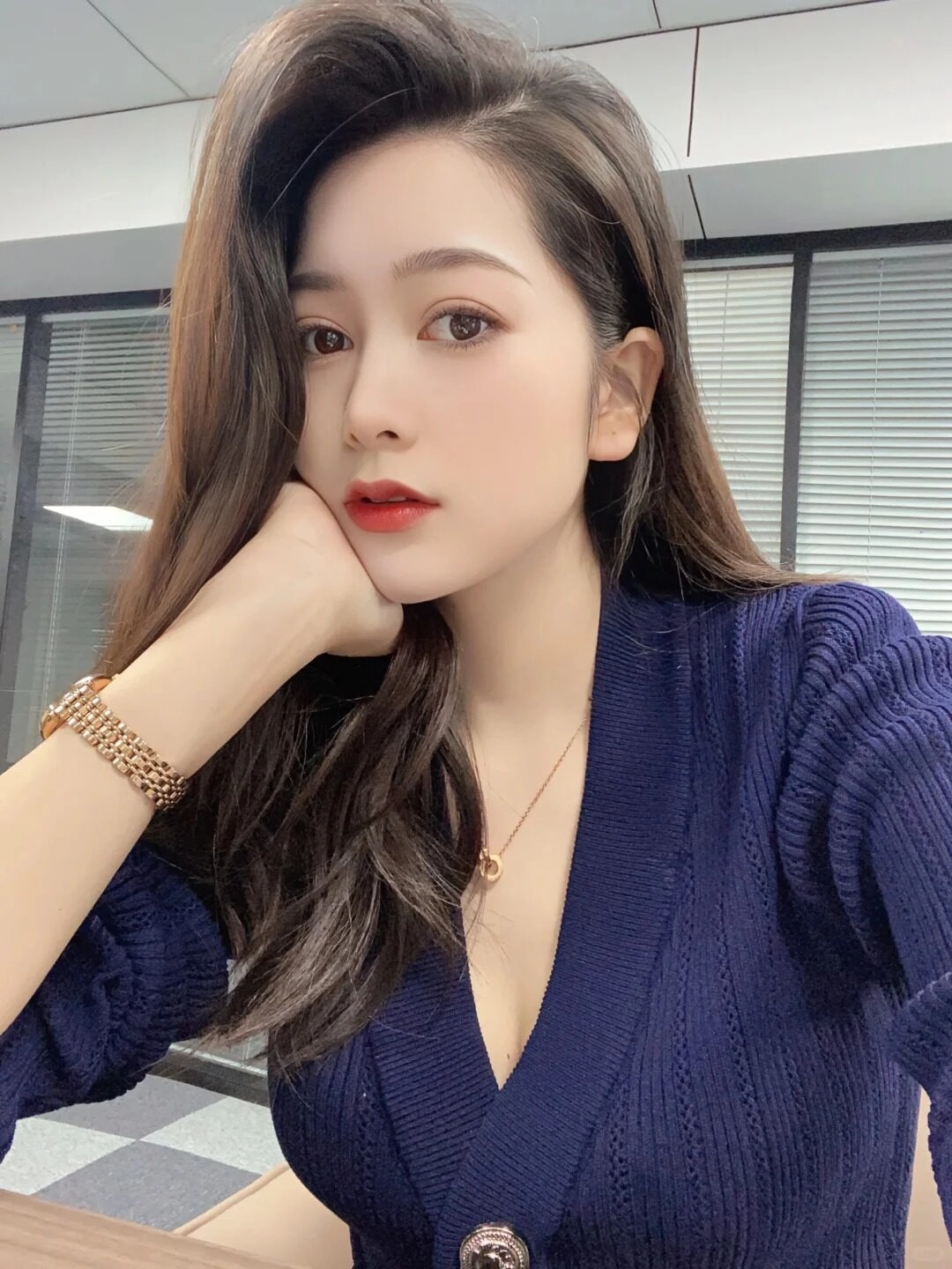 Người đẹp tóc xoăn bồng bềnh, Váy xanh thanh lịch, khí chất cuốn hút.
