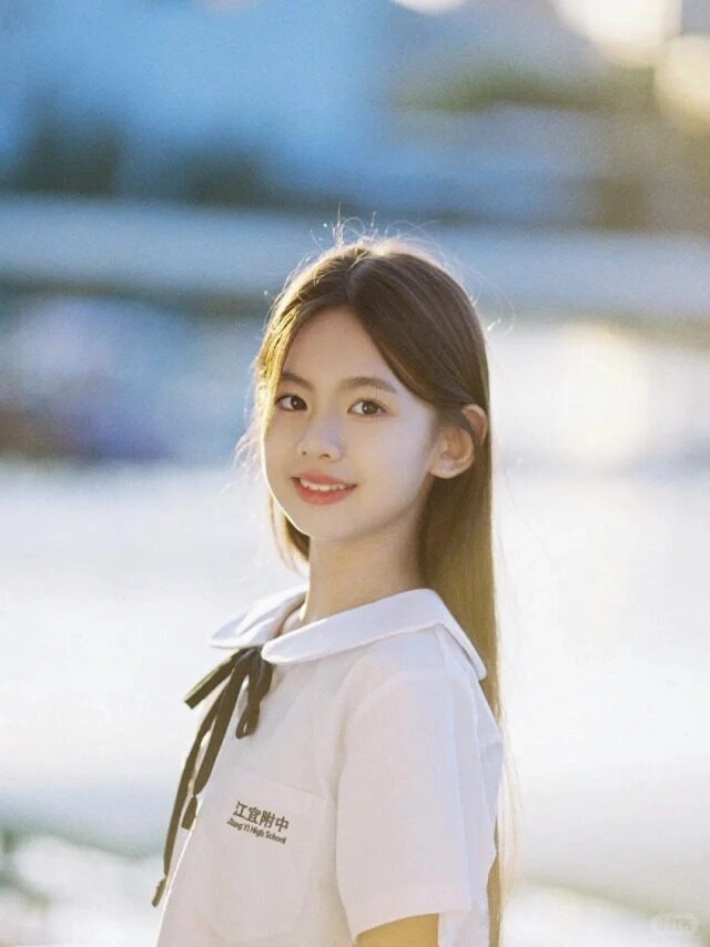 Em gái học sinh nở nụ cười rạng rỡ trong nắng chiều dịu dàng.